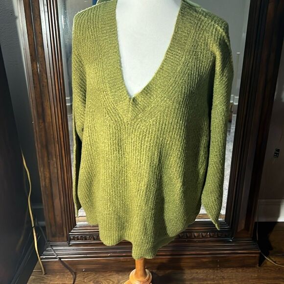 Double Zero Army Green  V Neck Sweater. NWT. Large. WT217 - Picture 1 of 6